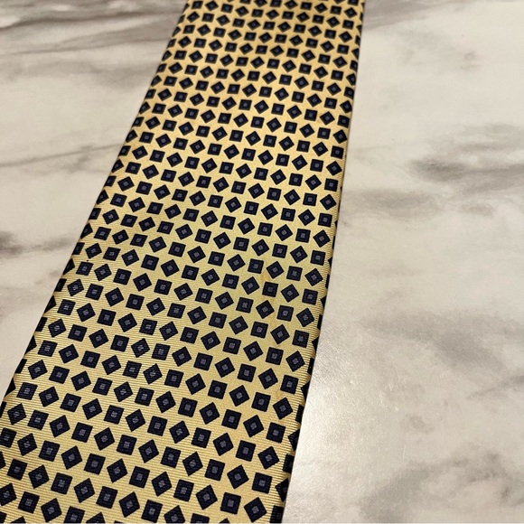 Tommy Hilfiger 100% Silk Gold Geometric Tie - Picture 6 of 6